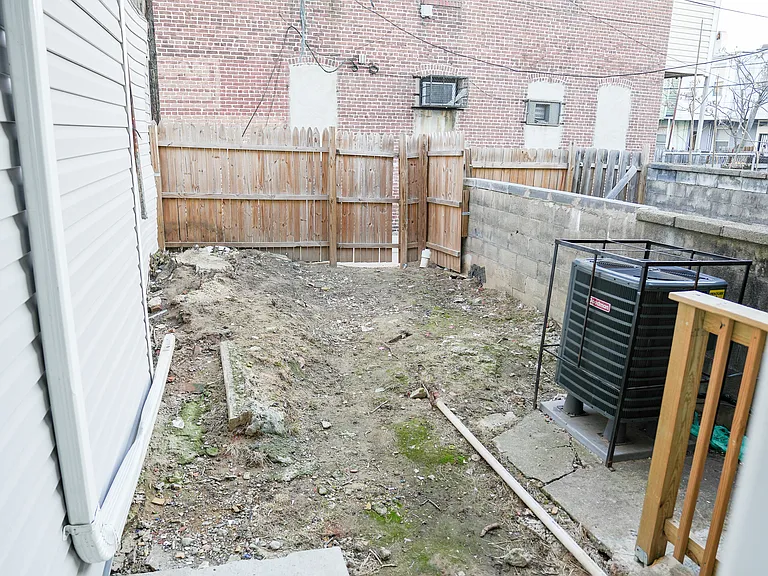 2624 E Madison St — Photo 5