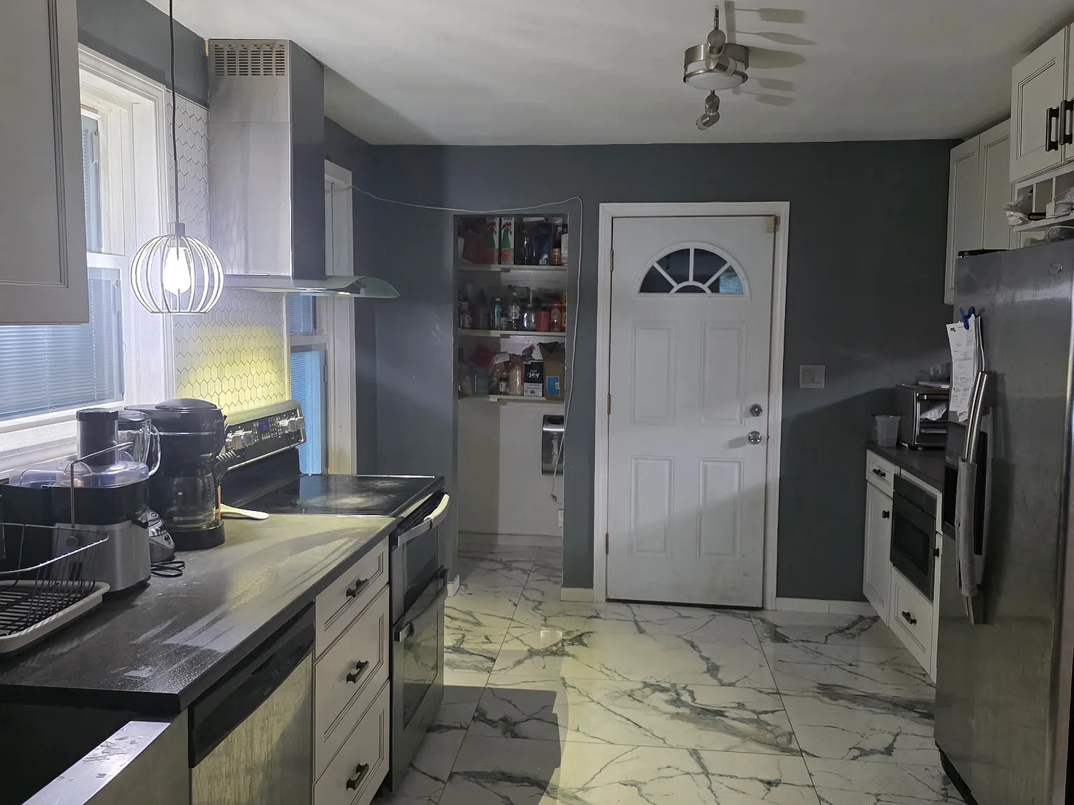 3 bed, 1.5 bath, 1041 sqft, $3,200 — Photo 2