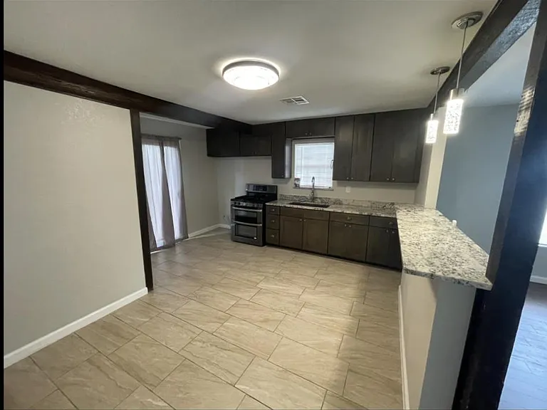 1901 Dutton Ave — Photo 5