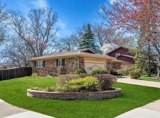 1101 W Ash Dr, Mount Prospect, IL