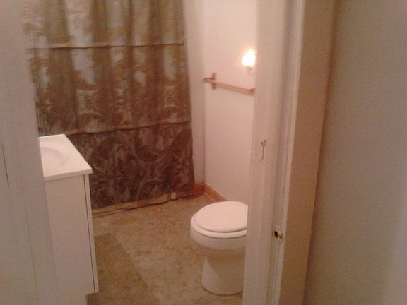 2nd image of 907 Carbon St #1