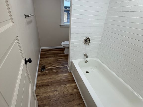 5th image of 323 1/2 E Main St #1