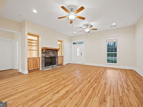 3rd image of 750 Roscoe Rd