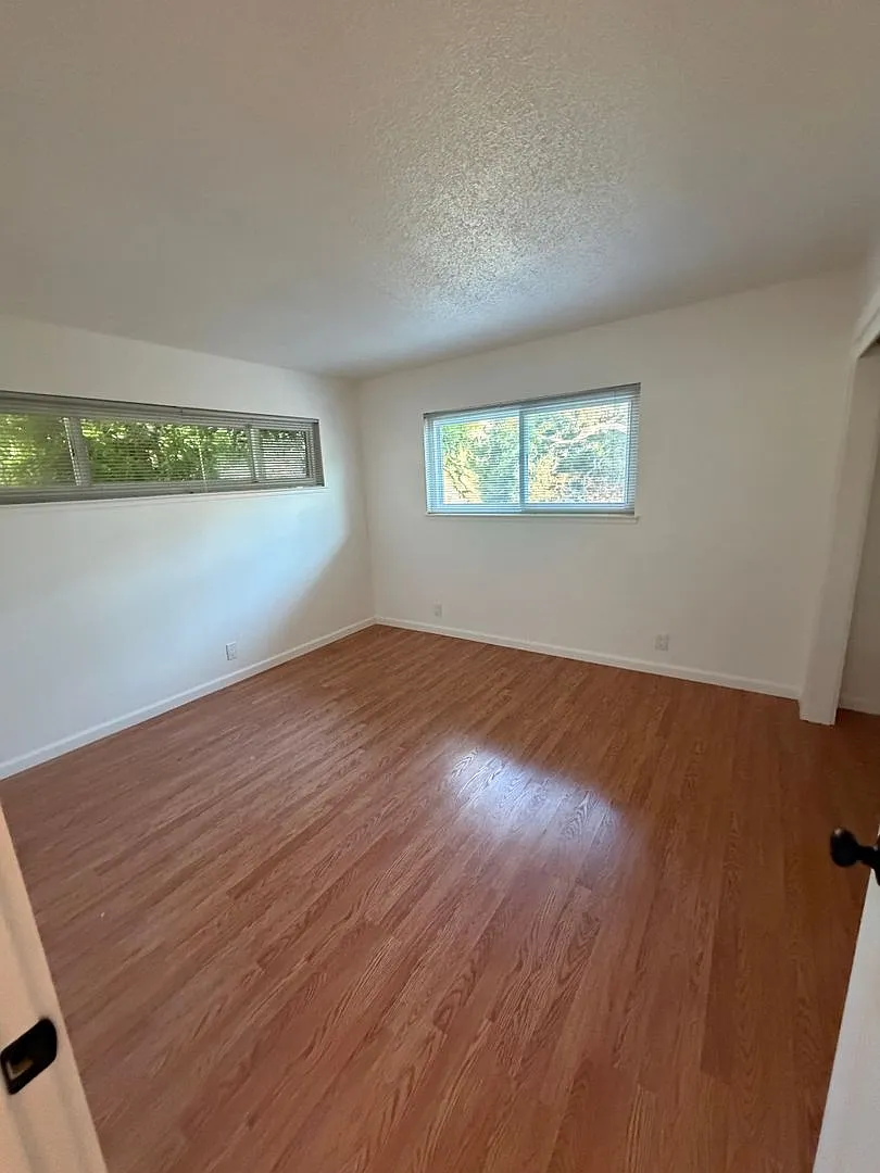 2-bedroom 1 bath upper unit apartment in a 4 unit complex — Photo 4