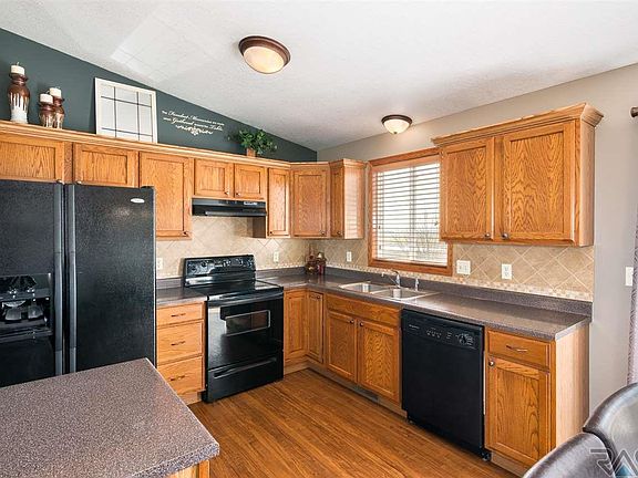 5th image of 815 Lois Ln