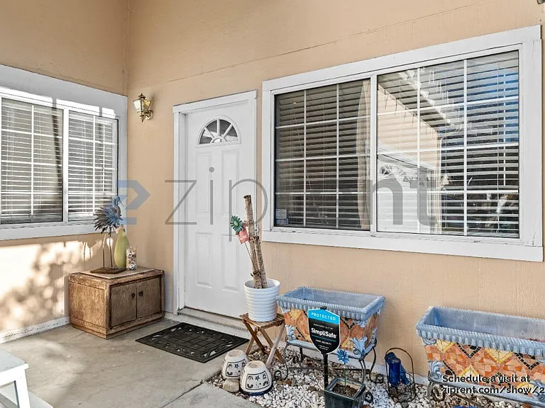 4252 Gordon St — Photo 2