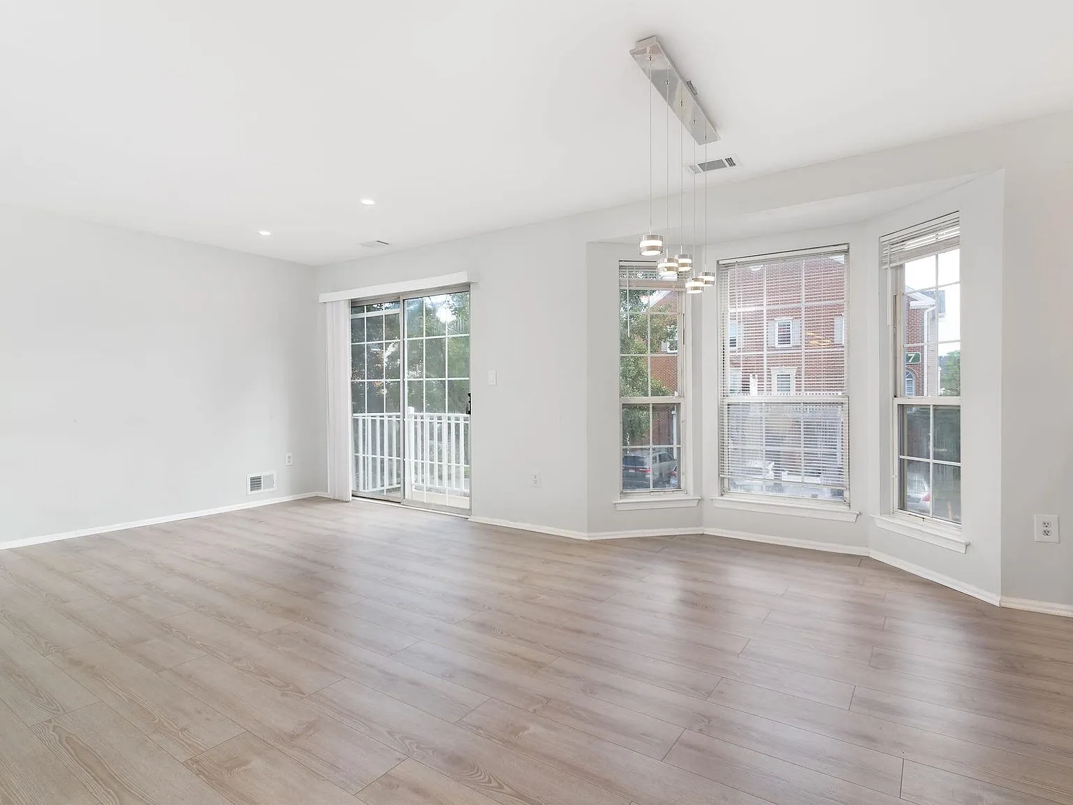 2 bed, 1.5 bath, 1286 sqft, $3,000 — Photo 2
