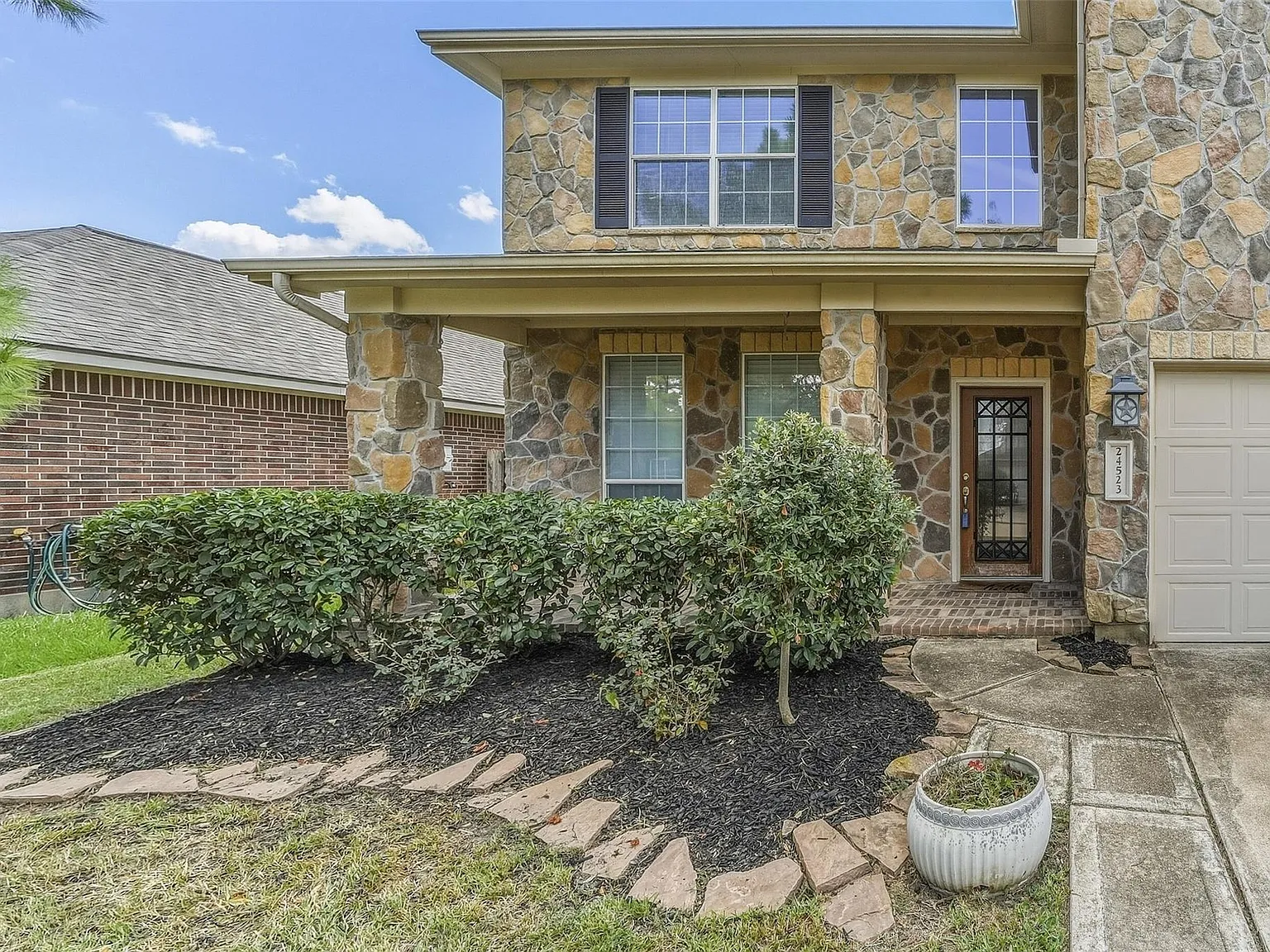 4 bed, 2.0 bath, 2939 sqft, $2,500 — Photo 2