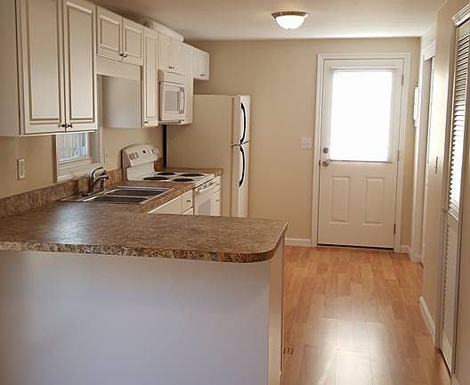 3rd image of 826 Bladen St
