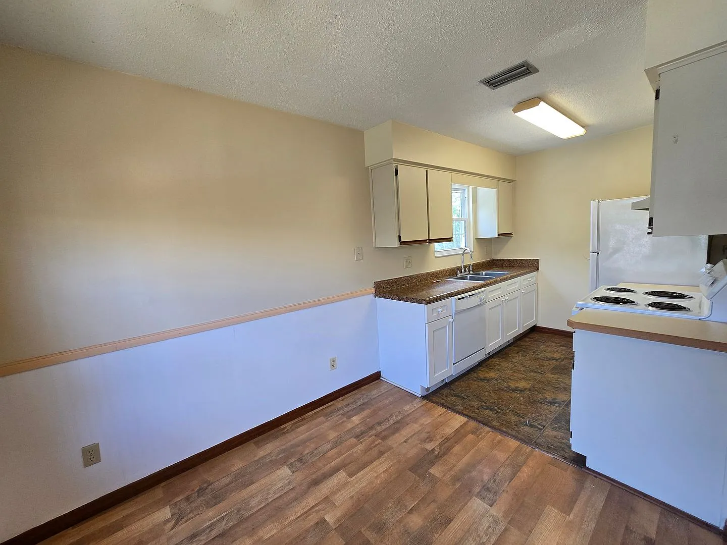 Charming 2-bedroom, 1-bath Condo — Photo 4
