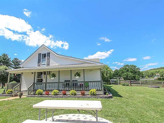 3rd image of 366 Maple Grove Ln