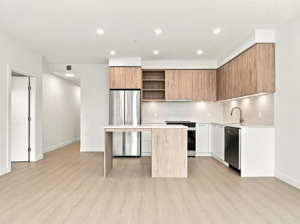 82 1st St #229, New Westminster, BC V3L 2G1