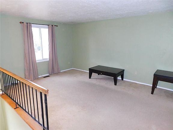 3rd image of 17 Coachlight Cir