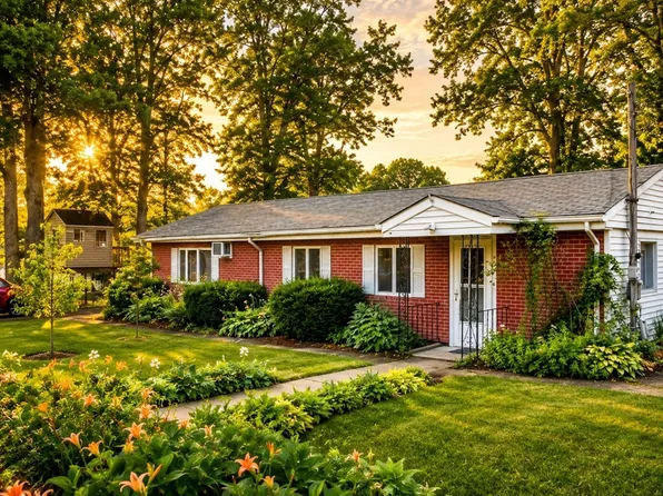 8 Laurier Ave, Attleboro, MA 02703