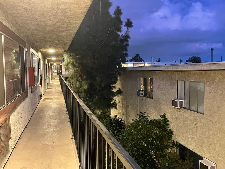 8800 Cedros Ave — Photo 22