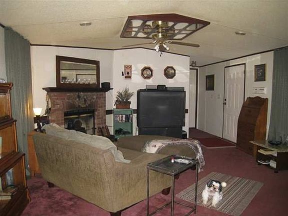 4th image of 210 Theresa Ln