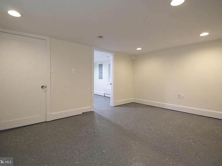 2417 Otis St NE — Photo 23