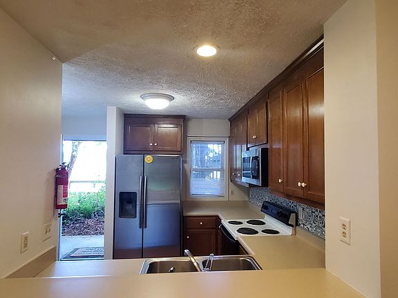 5th image of 800 Meadowview Dr APT 4