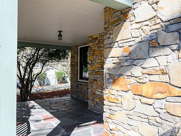 4th image of 32 Columbine Rd