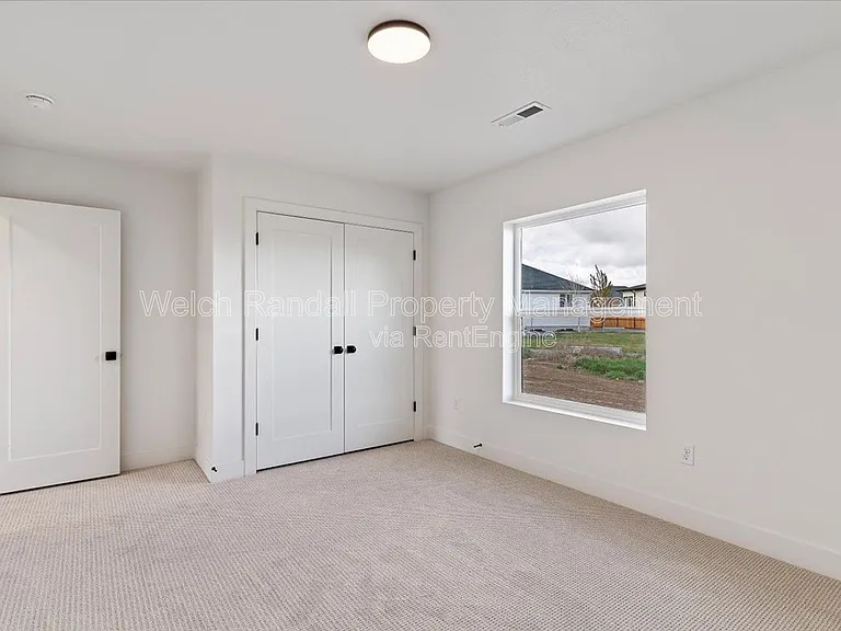 837 E 300 N — Photo 22