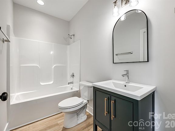 5th image of 3418 Peligreni St