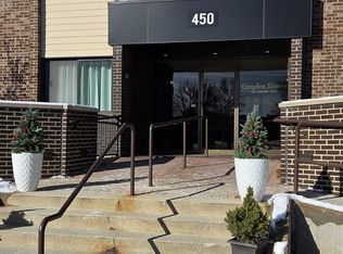 450 Raintree Ct Unit 2M, Glen Ellyn, IL 60137