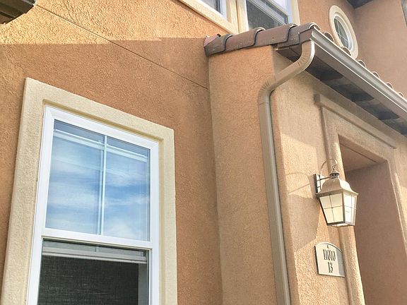 2-story 2 bedrooms townhouse in upscale living area