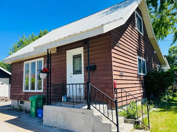 438 Rose Ave, Peterborough, ON K9J 4E4