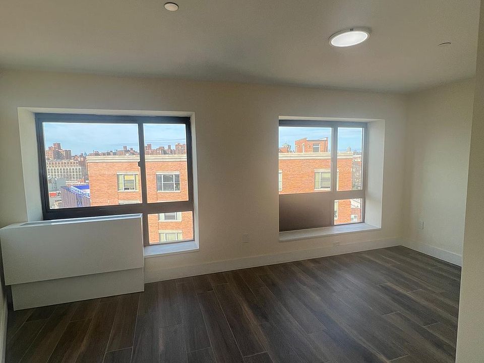 2nd image of 2438 Lyvere St #8B