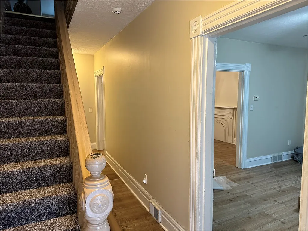 4 bed, 1.5 bath, 2606 sqft, $1,800 — Photo 4