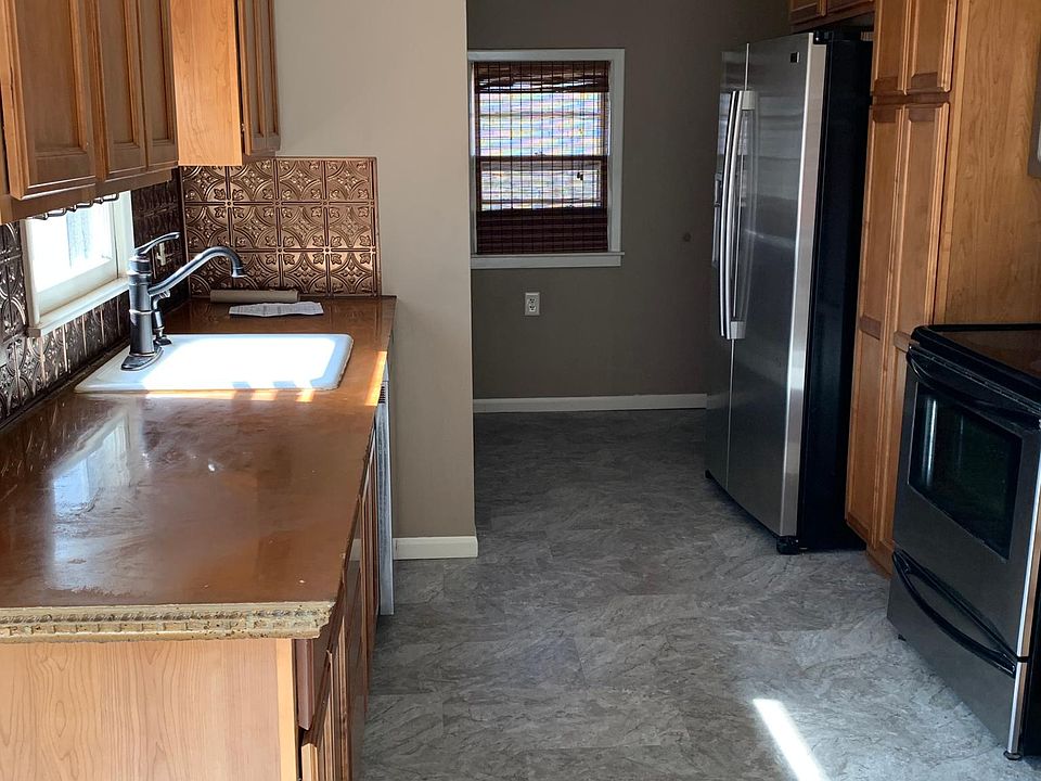 2nd image of 411 E Spencer Dr