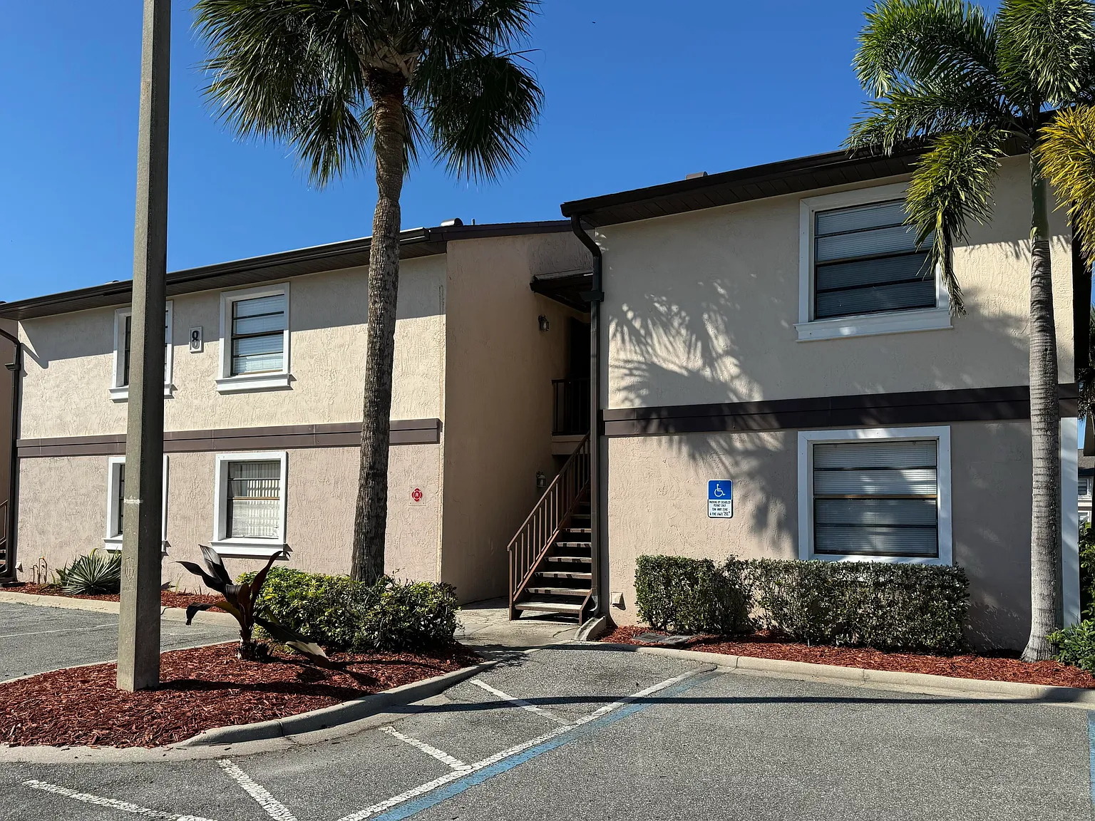 1 bed, 1.0 bath, 733 sqft, $1,250 — Photo 1