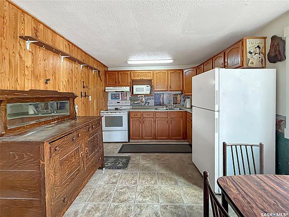 4th image of 903 Balsam STREET