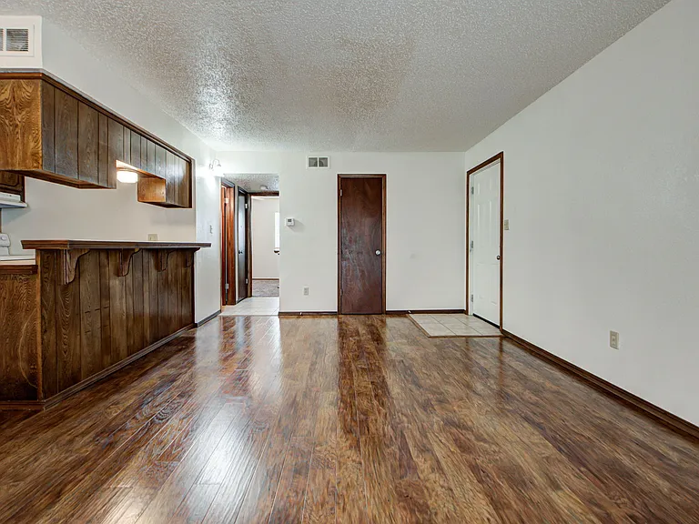 1331 Glen Oaks Ct #4 — Photo 10