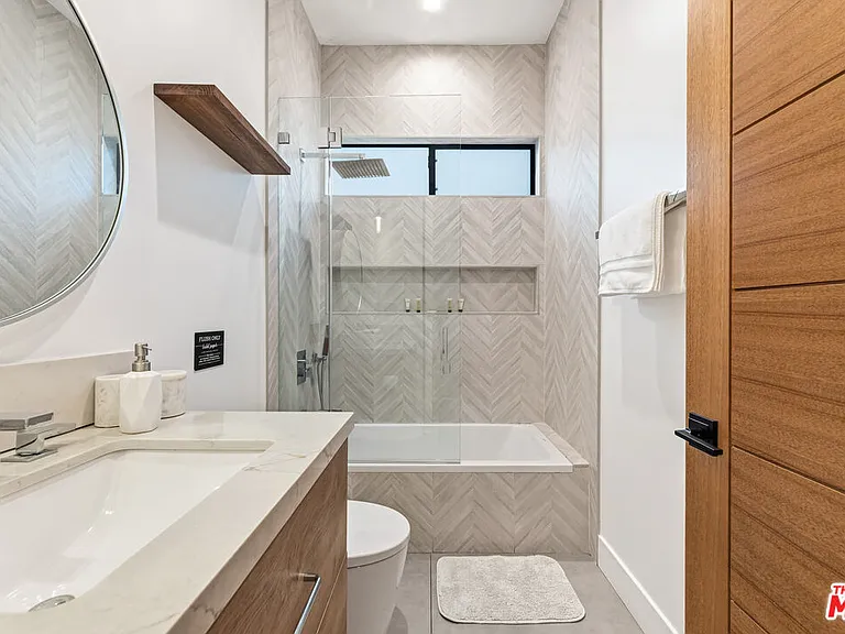 22747 Erwin St — Photo 37