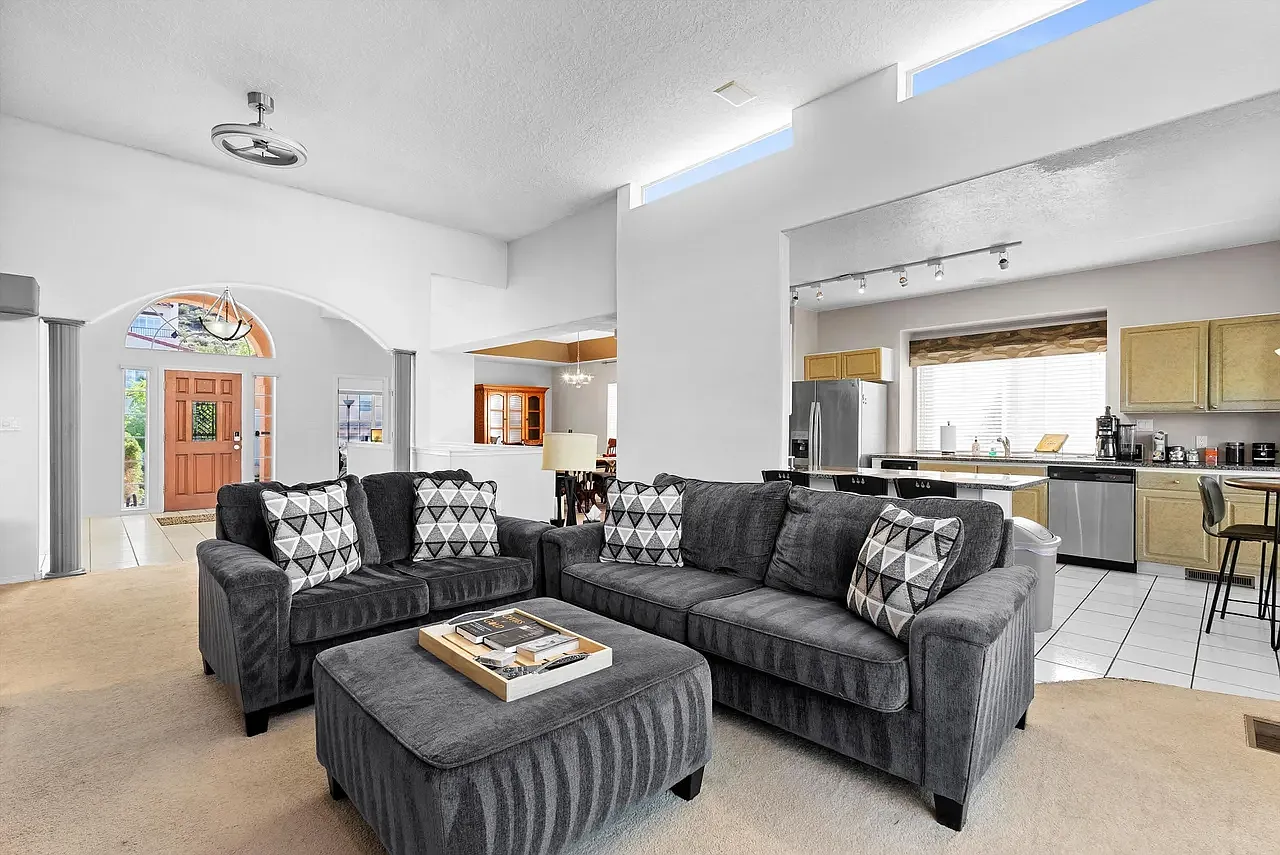 4 bed, 2.5 bath, 3269 sqft, $3,600 — Photo 3