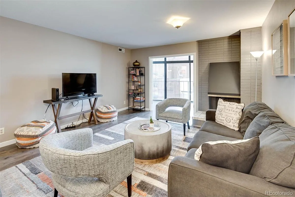2 bed, 1.0 bath, 1080 sqft, $3,200 — Photo 2