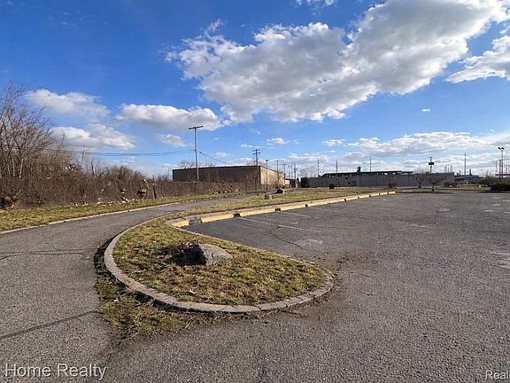 4th image of 20800 Groesbeck Hwy
