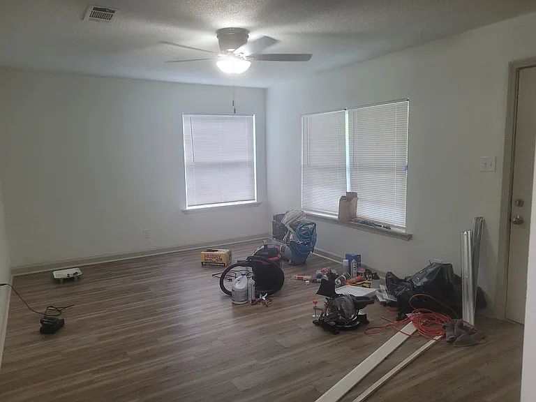 715 Lillian — Photo 3