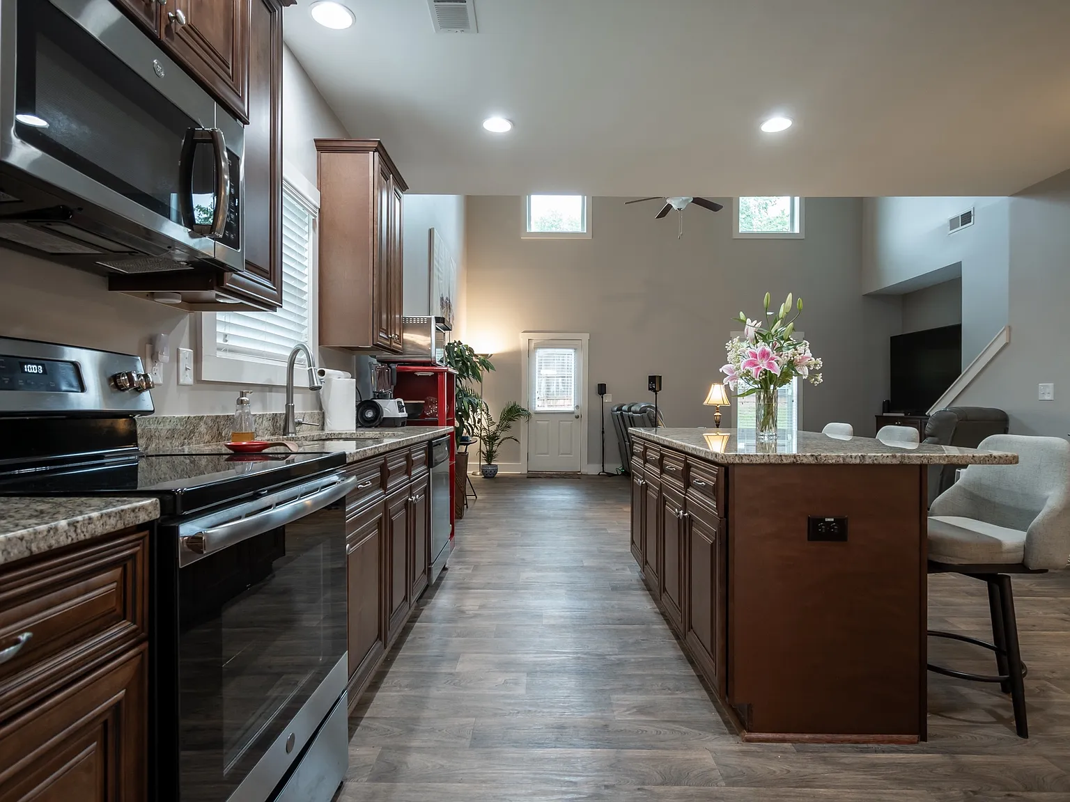 2 bed, 2.5 bath, 2400 sqft, $3,000 — Photo 3