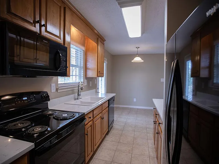 1220 Springfield Dr — Photo 13
