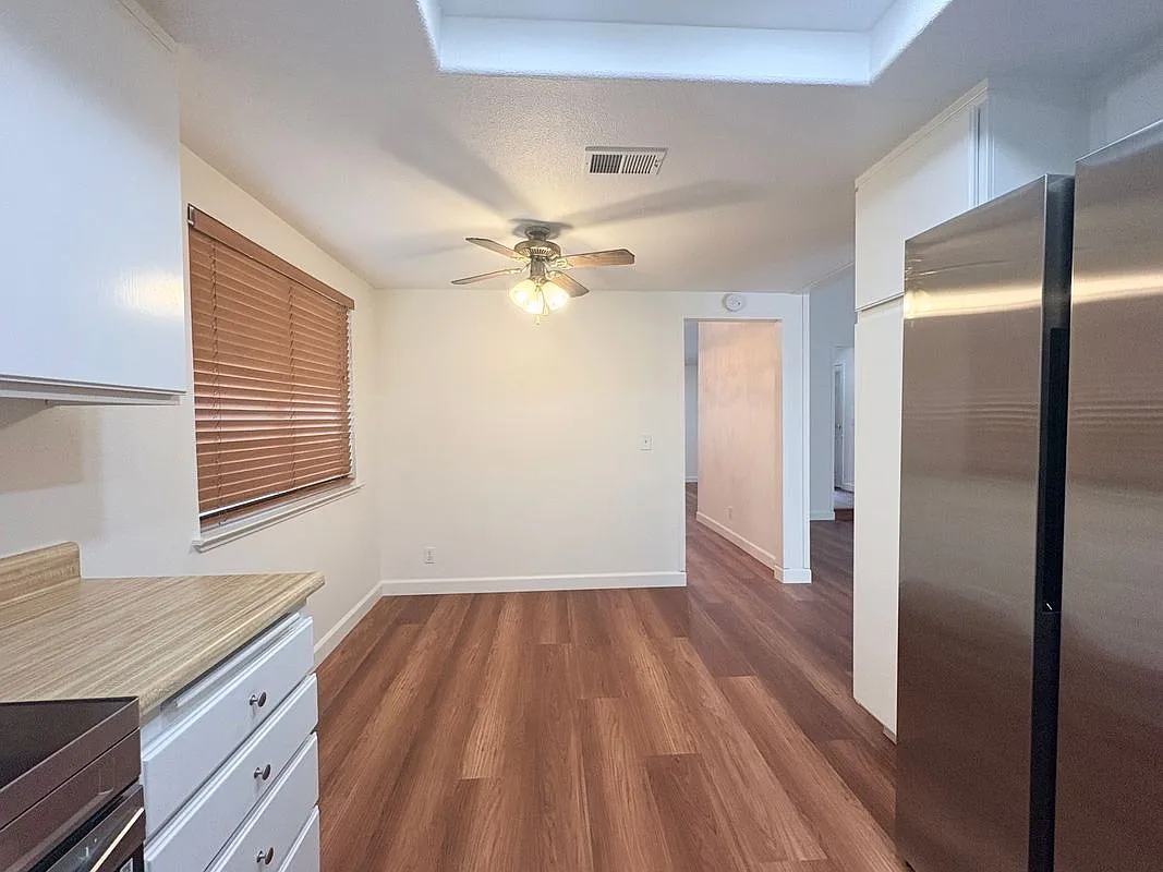 3 bed, 2.0 bath, 1561 sqft, $2,995 — Photo 2