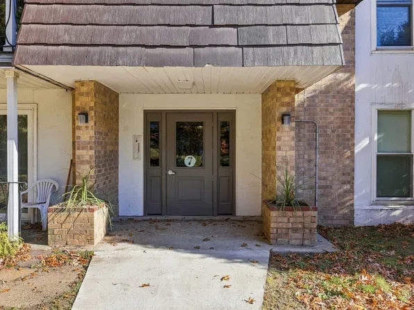 7 Shadowbrook Ln APT 33, Milford, MA 01757