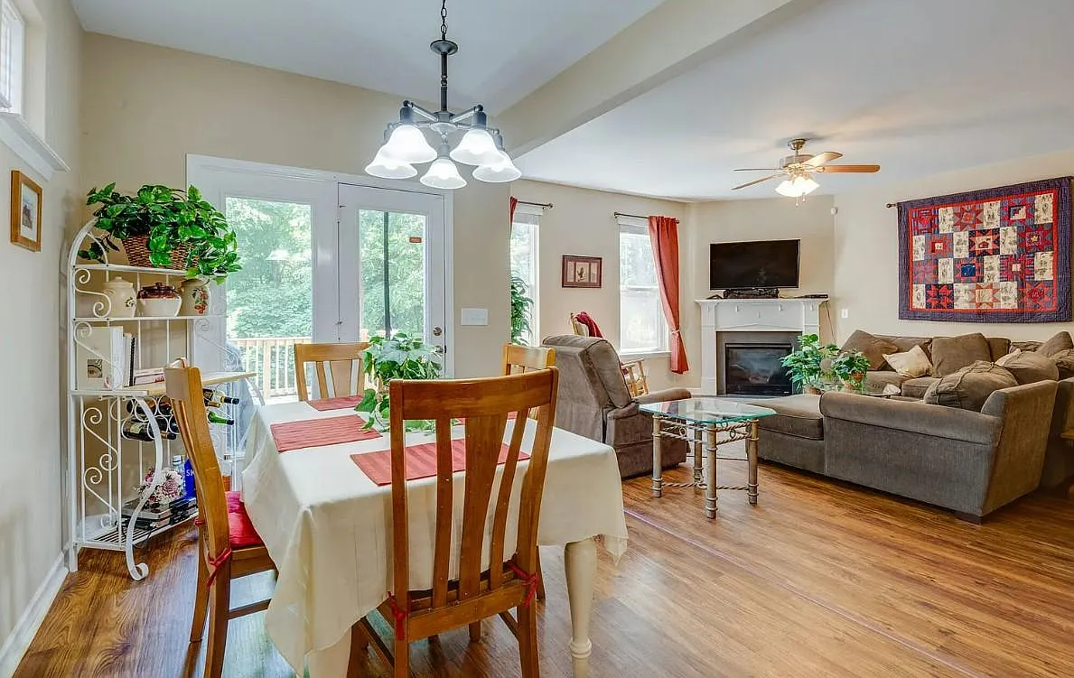 4 bed, 2704 sqft, $2,795 — Photo 3