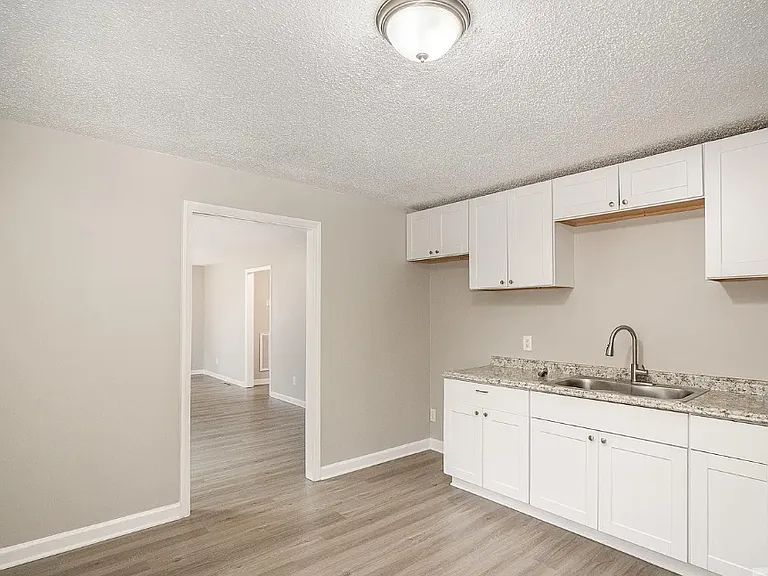 433 Greenwood Dr — Photo 7