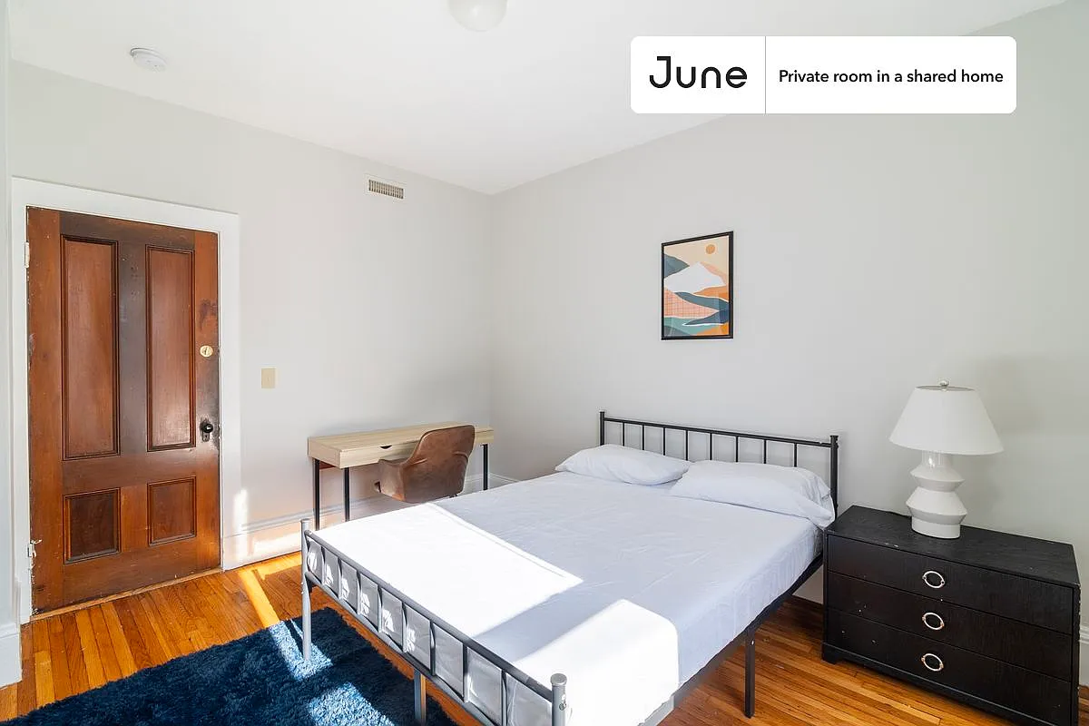 Queen bedroom in 4 bed/2 bath home in Allston #1300 C — Photo 2