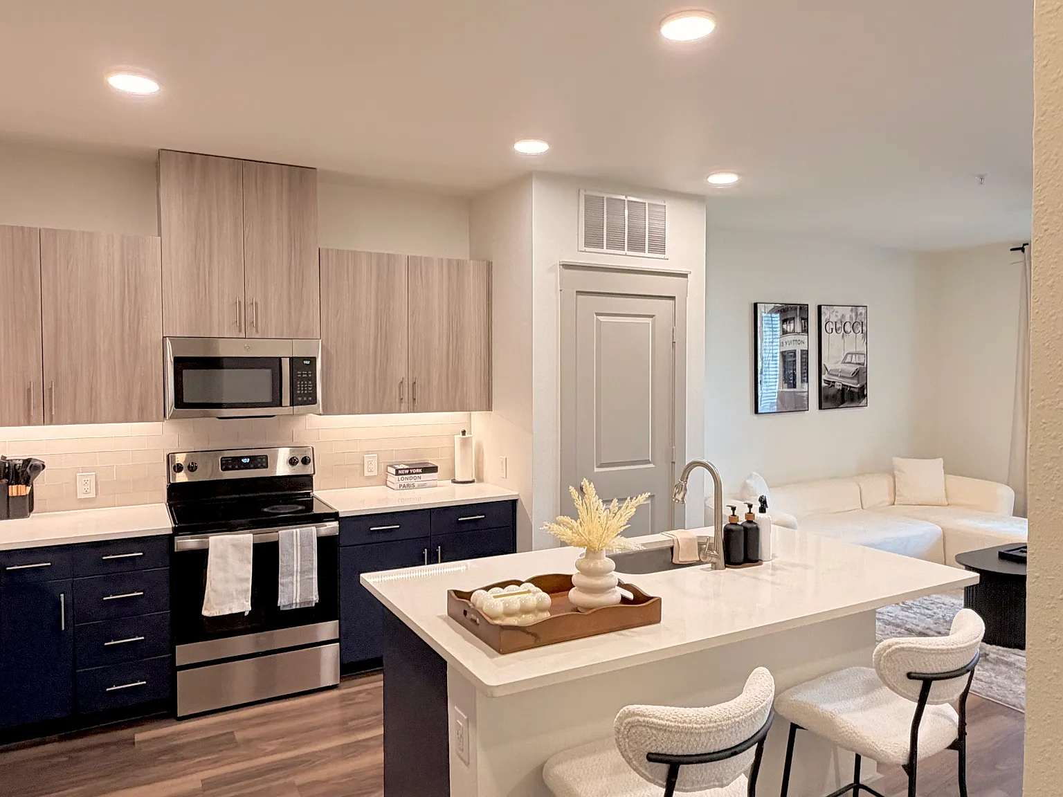 1 bed, 700 sqft, $1,800 — Photo 2