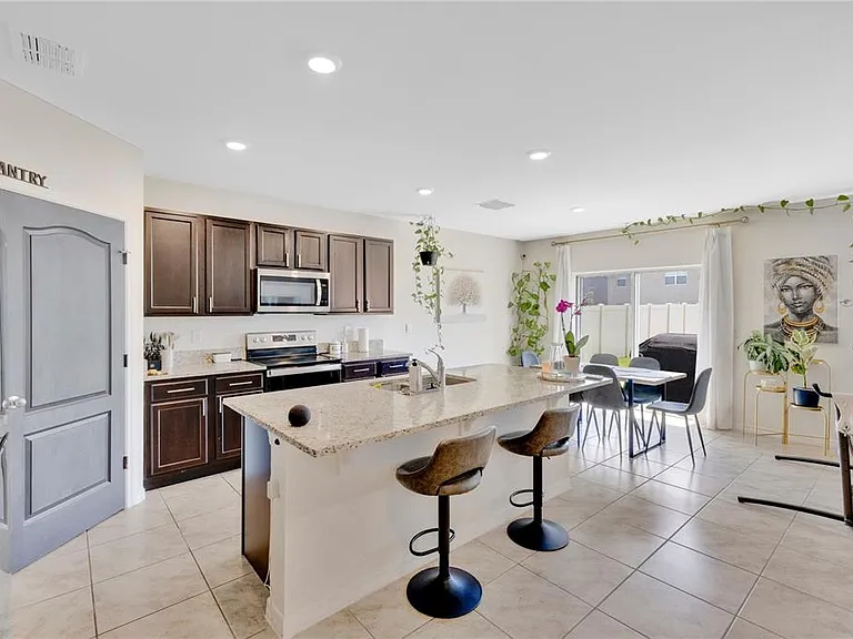 831 Turner Ln — Photo 6