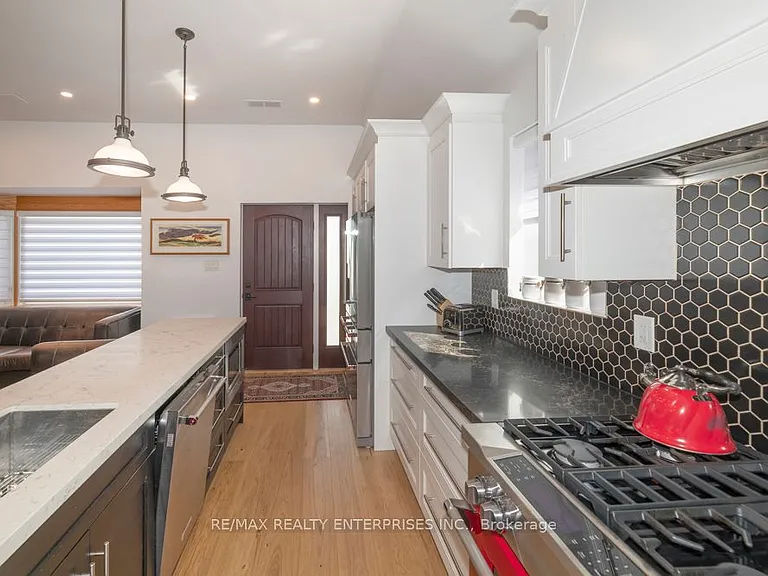 837 Kingston Rd #UPPER — Photo 9