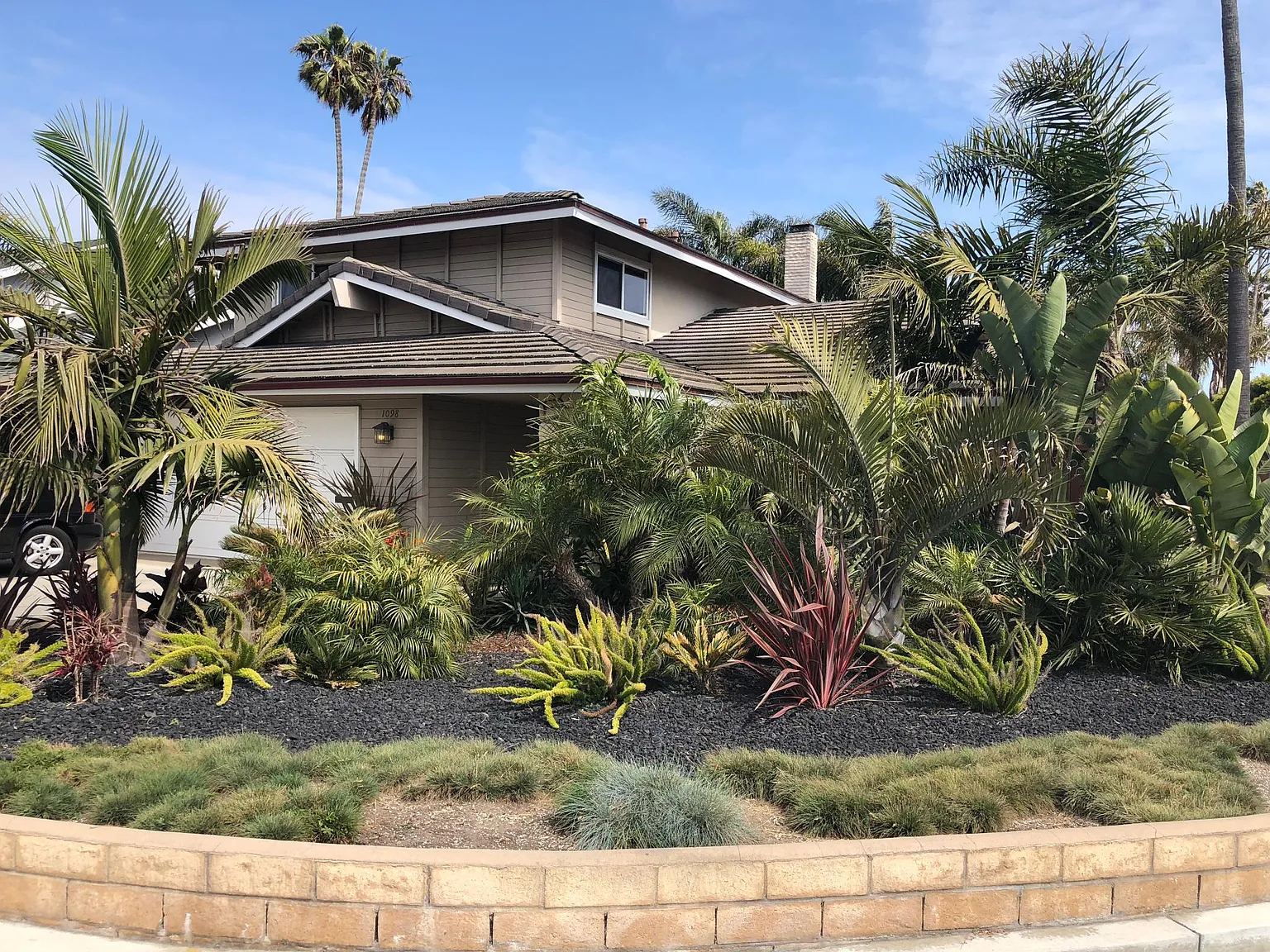4 bed, 3.5 bath, 2207 sqft, $6,500 — Photo 1